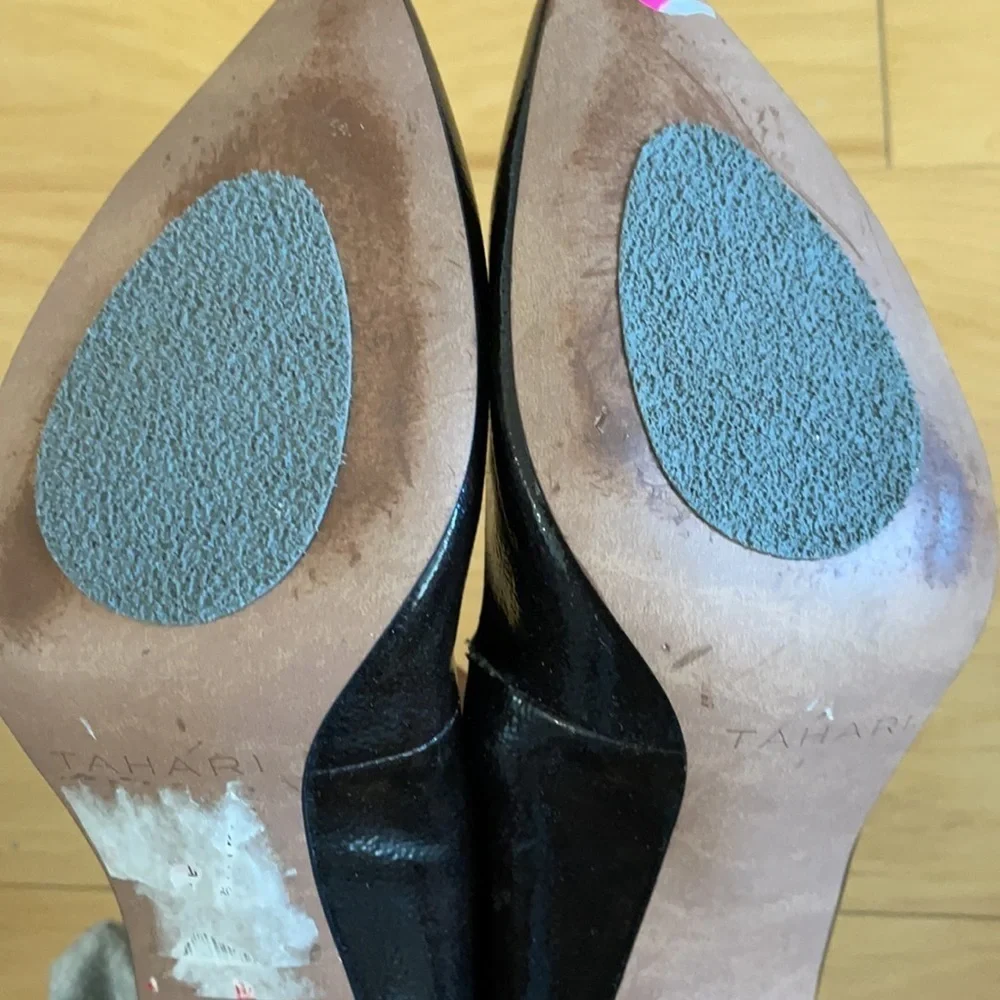 Tahari Malka black pointy toe heel
